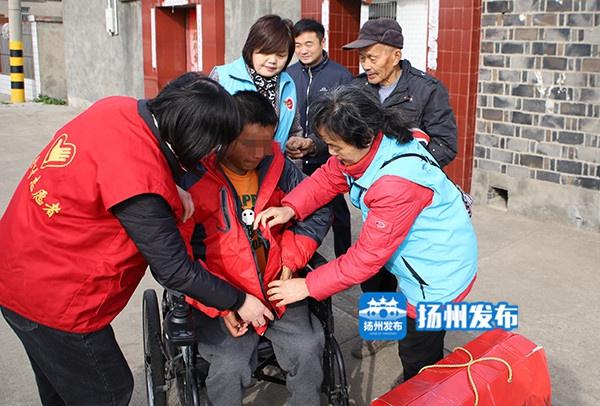 暖心！志愿者将崭新的电动轮椅送上门